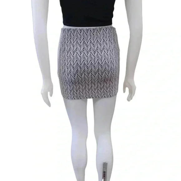 Zara Trafaluc Black & White  Herringbone Stretch Skirt Size Small - Picture 4 of 8